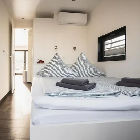 Hausboot Paradise - Lp9 船上ホテル *